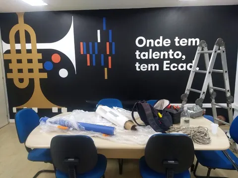 Parede do Ecad adesivada com ilustração de trompete