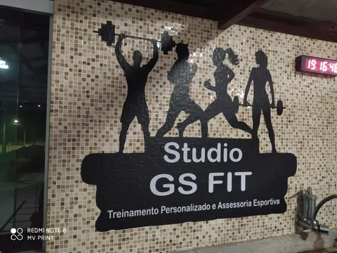 Logo do Studio GS Fit em recorte preto sobre pastilhas