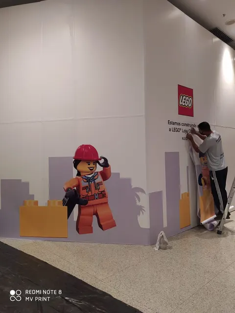 Instalação do tapume da loja LEGO